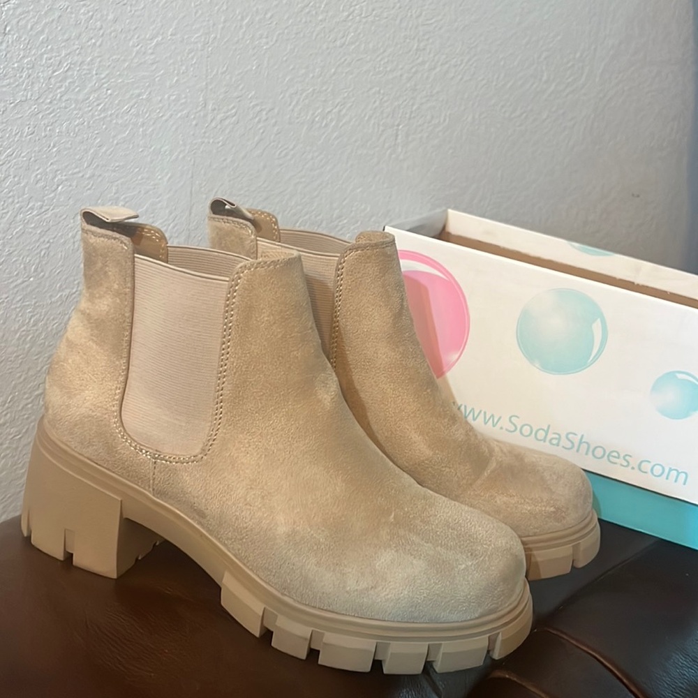 Pioneer-s boots size 9 wheat color